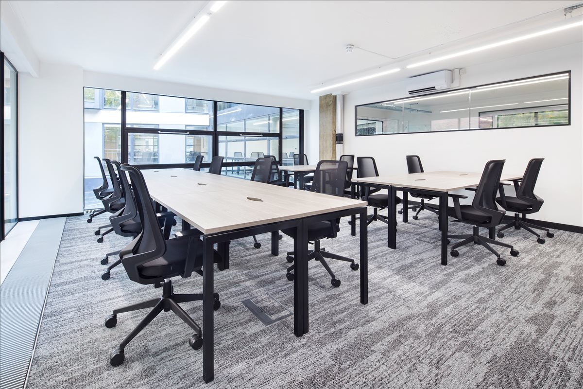 Facilities furnishings & layout of the office for rent at 120 Aldersgate Street, Barbican EC1A 4JQ