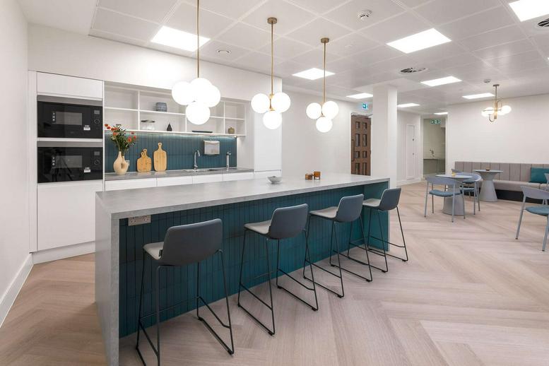 Facilities furnishings & layout of the office for rent at 123, Pall Mall SW1Y 5EA
