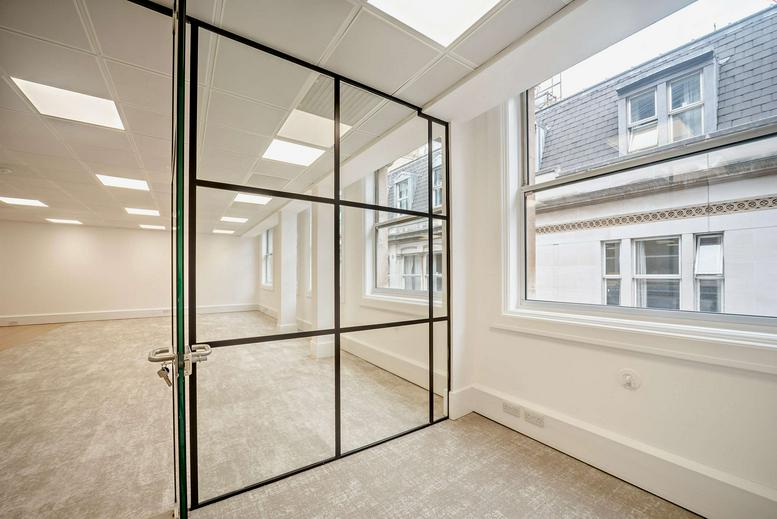 Photo of an office at 13, Saint Swithin's Lane EC4N 8AL