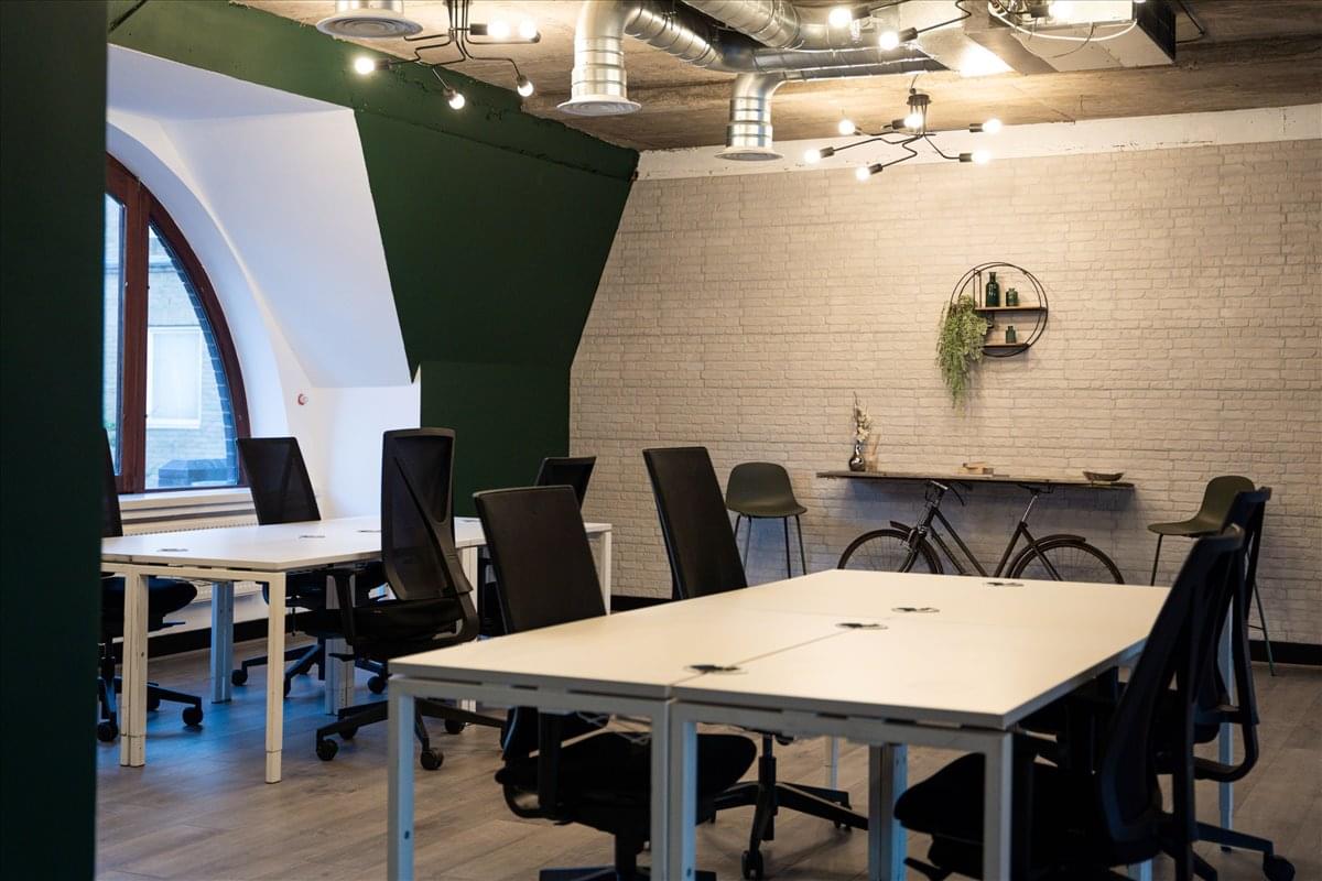Facilities furnishings & layout of the office for rent at 16 St. John's Lane, Farringdon EC1M 4BS