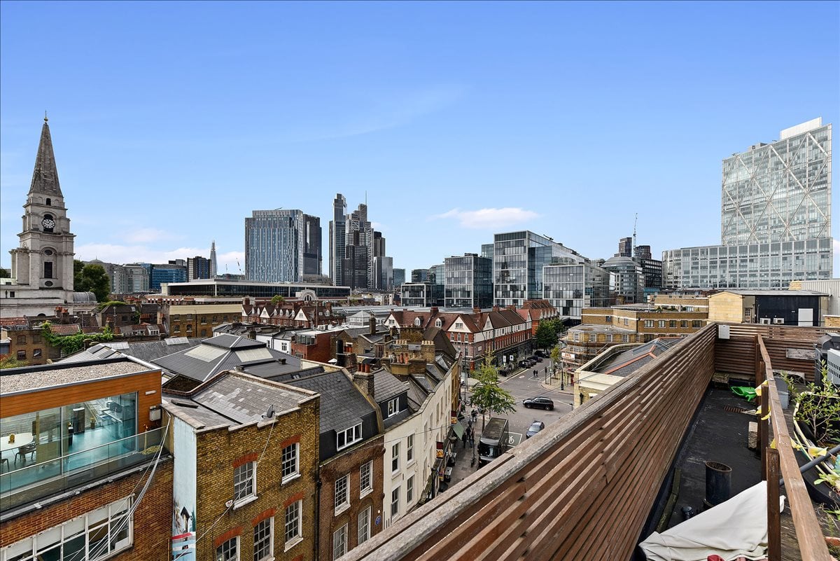 Photo of the workspace available at 17 Hanbury Street E1 6QS