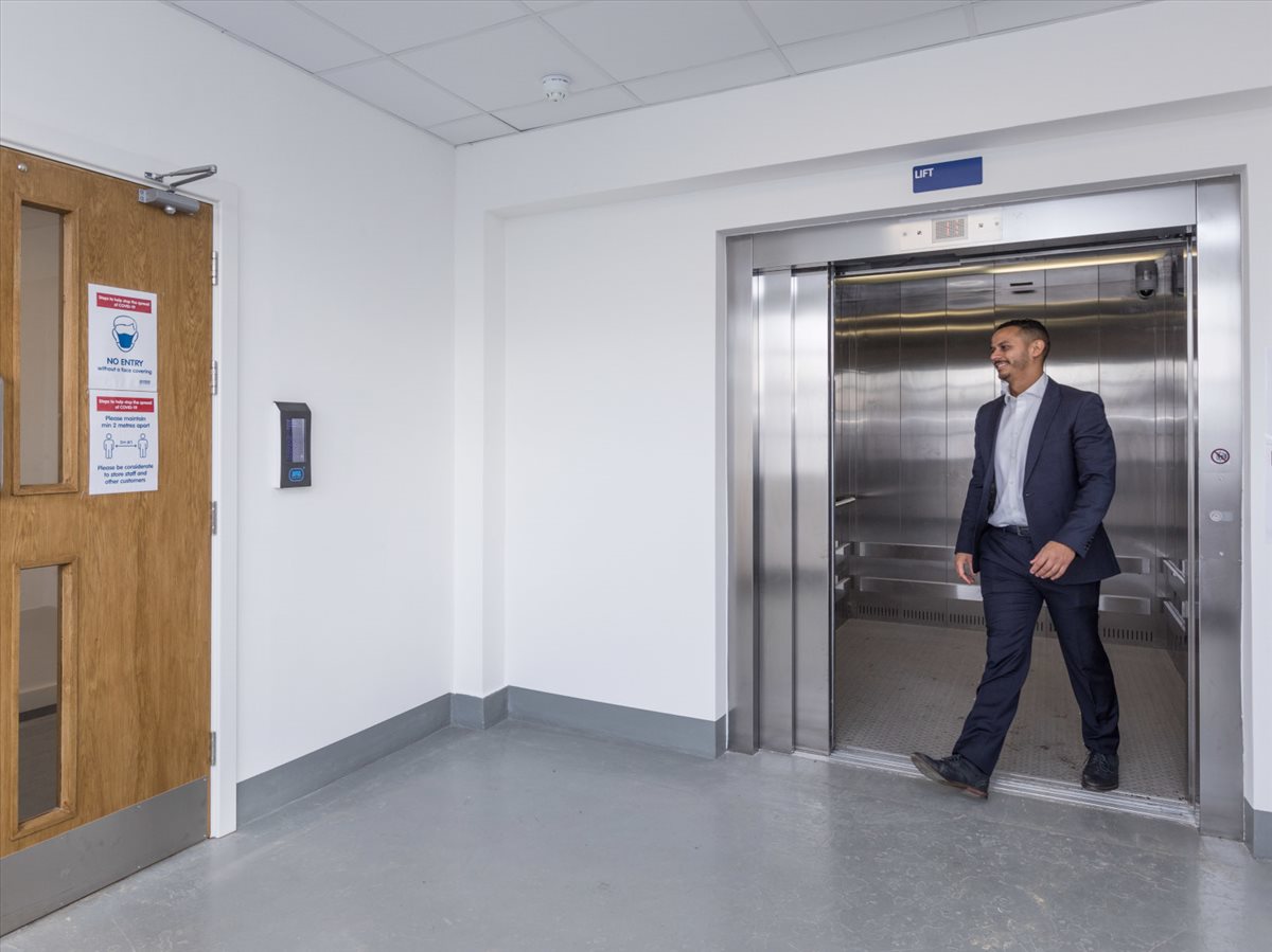 Facilities furnishings & layout of the office for rent at 21 Effie Road SW6 1EN