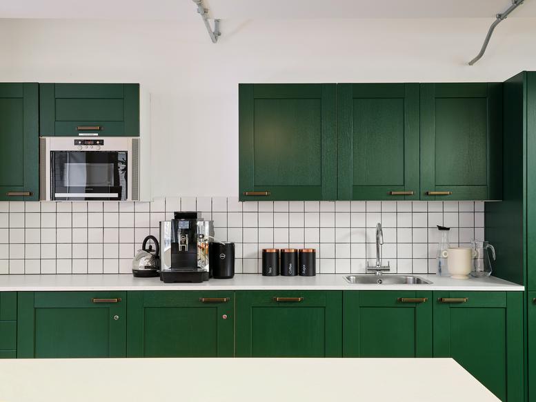 Photo of the workspace available at 229-231 High Holborn WC1V 7DN