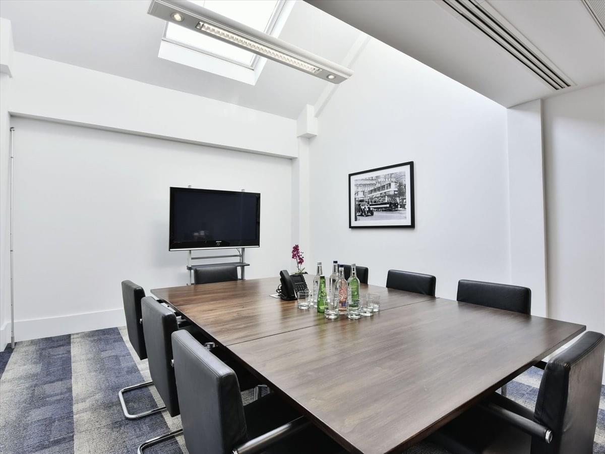 Photo of the workspace available at 29 Farm Street W1J 5RL
