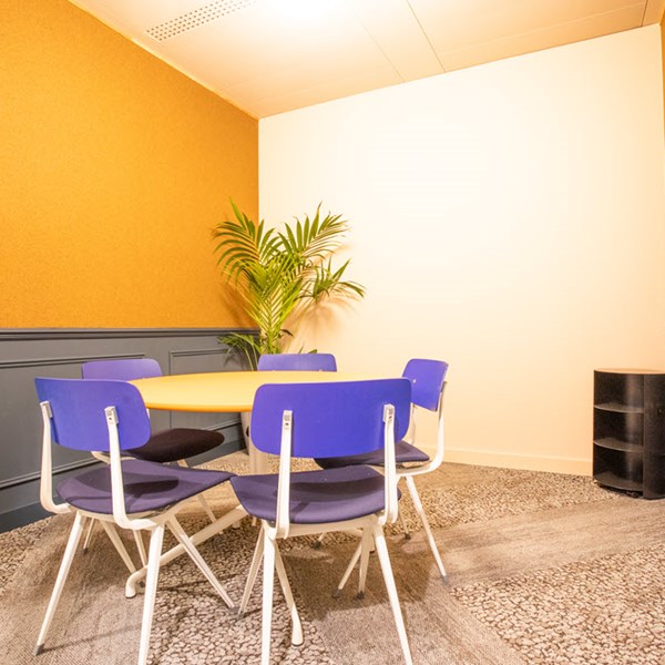 Photo of an office at 2 Leman Street E1 8FA