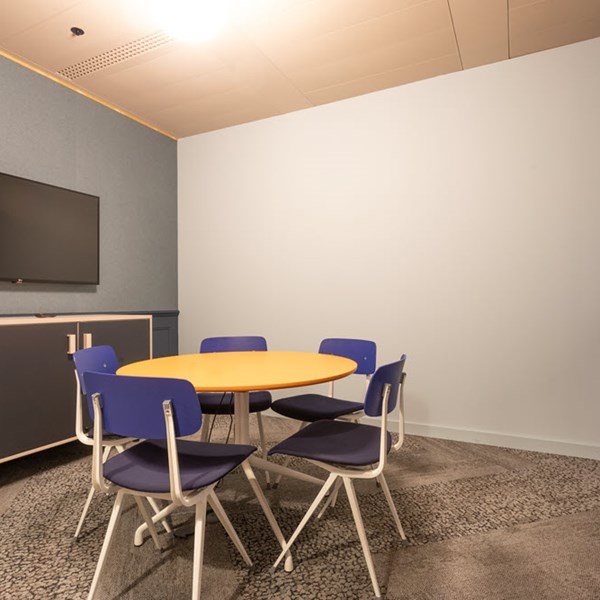 Photo of an office at 2 Leman Street E1 8FA
