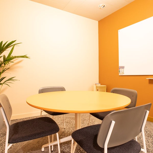 Photo of an office at 2 Leman Street E1 8FA