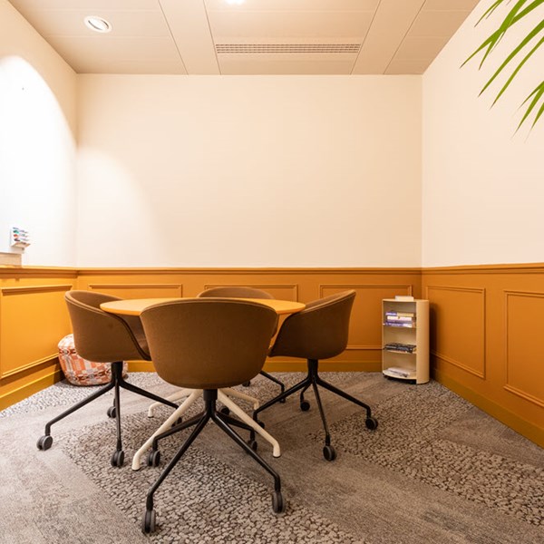 Photo of an office at 2 Leman Street E1 8FA
