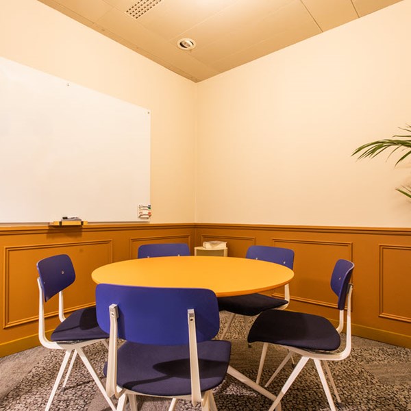 Photo of an office at 2 Leman Street E1 8FA