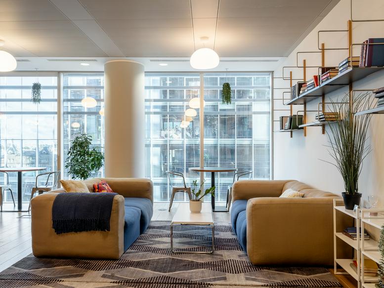 Photo of an office at 2 Leman Street E1 8FA