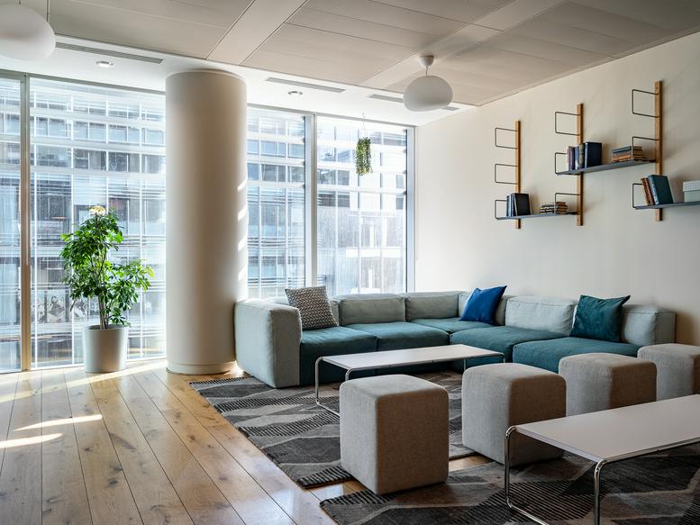Photo of an office at 2 Leman Street E1 8FA