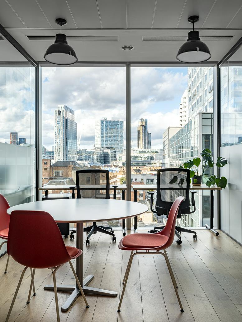 Photo of an office at 2 Leman Street E1 8FA