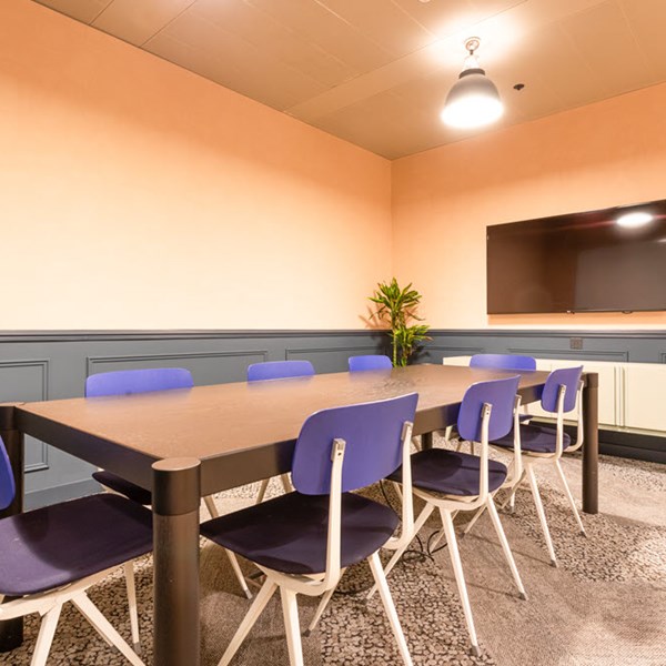 Photo of an office at 2 Leman Street E1 8FA