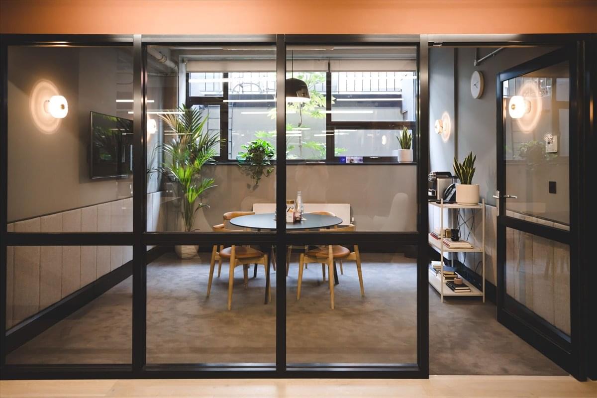 Facilities furnishings & layout of the office for rent at 31-35 Kirby Street EC1N 8TE