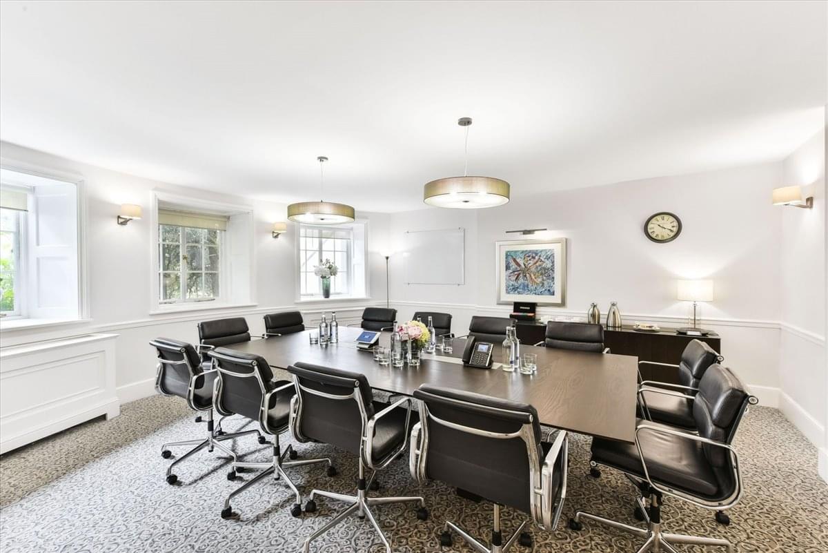 Photo of the workspace available at 32 Curzon Street W1J 7WS