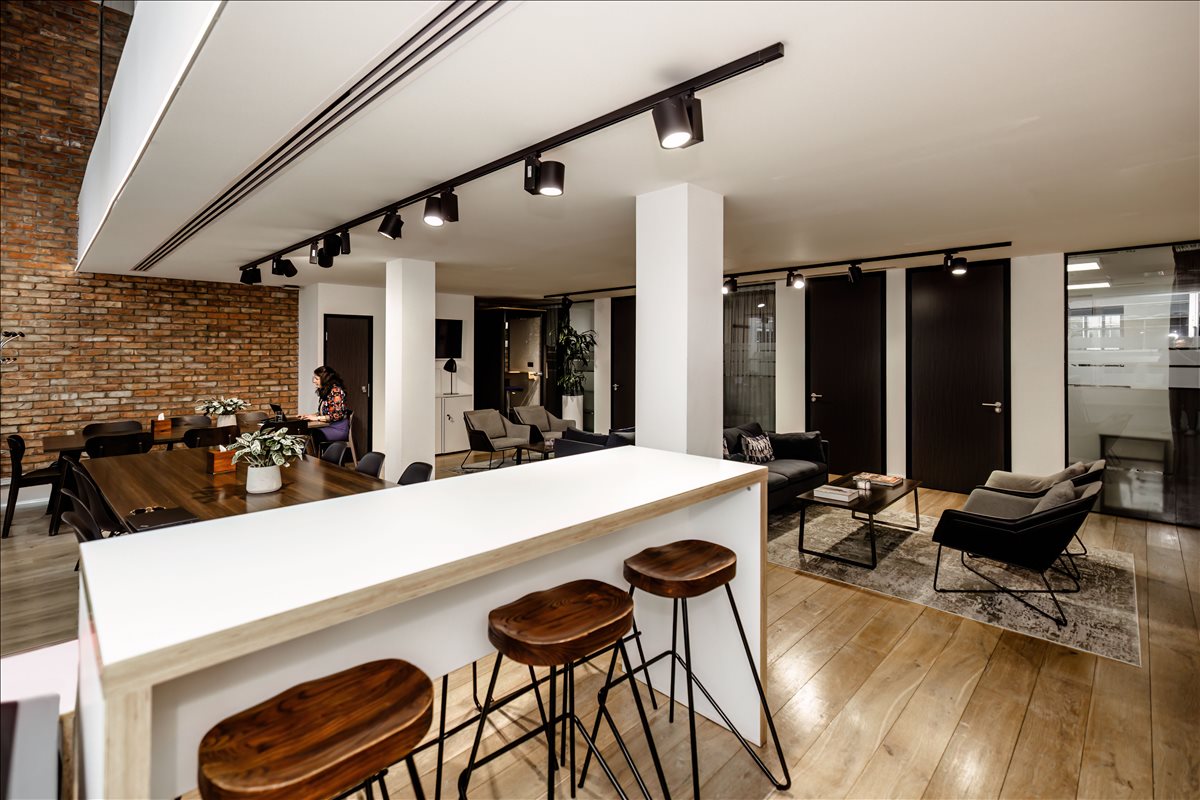 Facilities furnishings & layout of the office for rent at 32 Threadneedle Street EC2R 8AY
