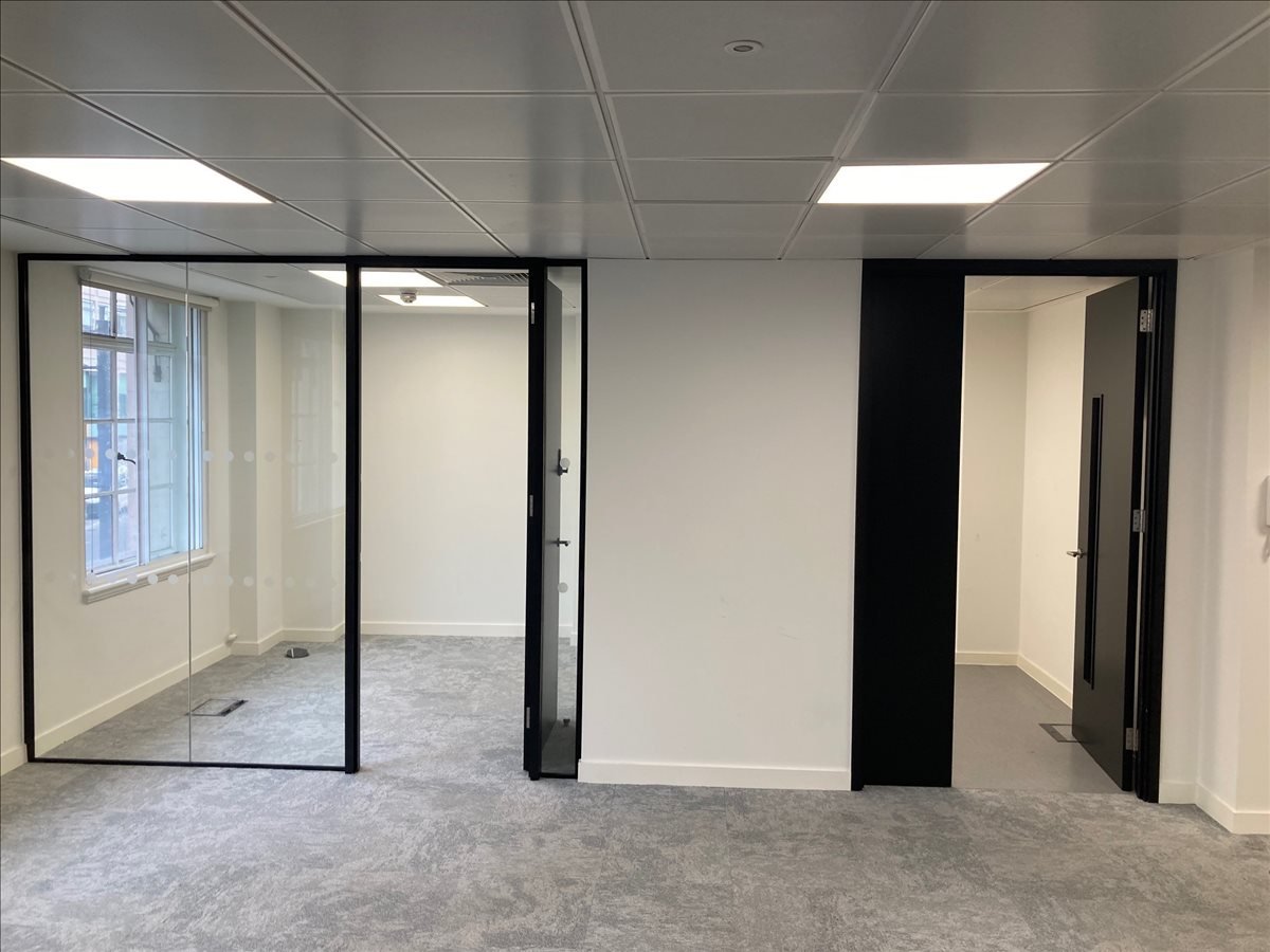Facilities furnishings & layout of the office for rent at 346 Kensington High Street W14 8NS