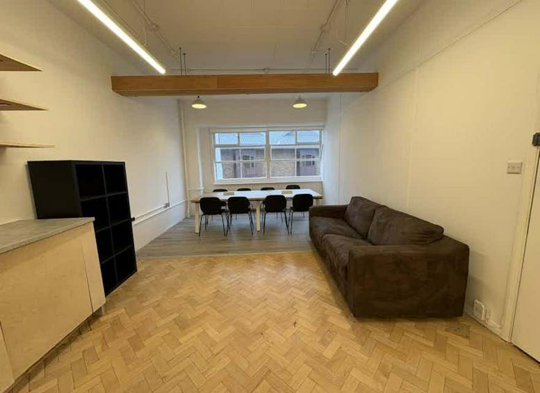 Photo of an office at 40 Bowling Green Lane EC1R 0NE