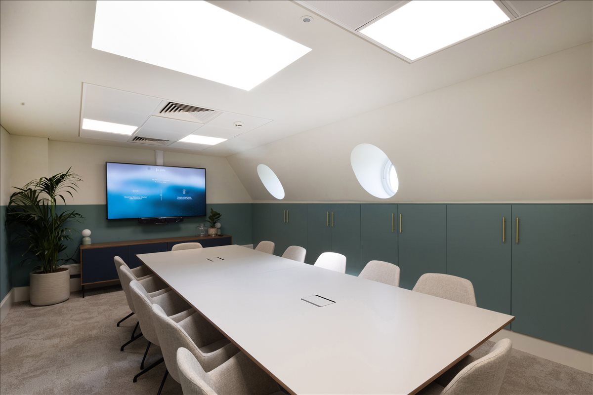 Photo of the workspace available at 42-44 Grosvenor Gardens SW1W 0EB