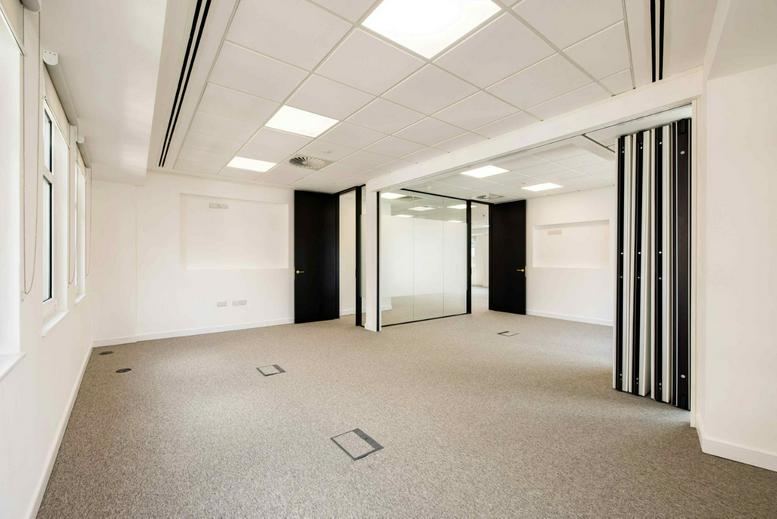 Facilities furnishings & layout of the office for rent at 61 Queen Street Place, City Of London EC4R 1EB