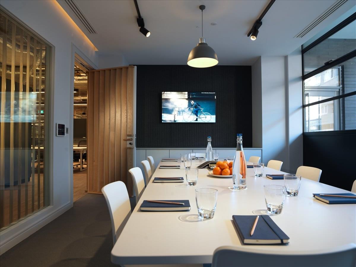 Facilities furnishings & layout of the office for rent at 71 Central Street, Clerkenwell EC1V 8AB