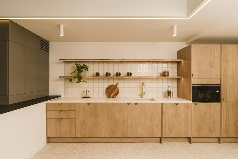 Facilities furnishings & layout of the office for rent at 74A, Charlotte Street W1T 4QJ
