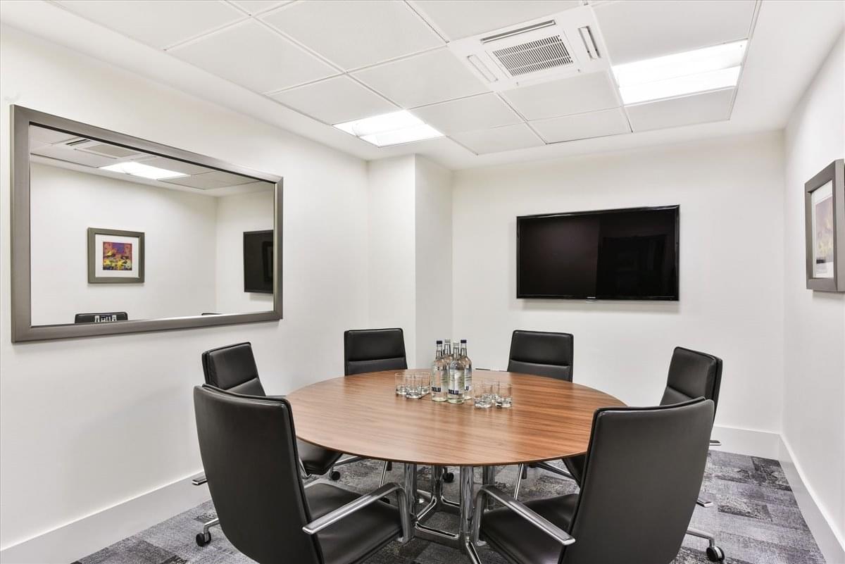 Facilities furnishings & layout of the office for rent at 8-10 Hill Street W1J 5NG