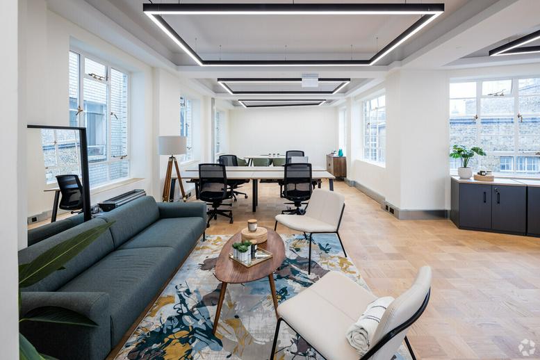 Photo of the workspace available at 90-93, Cowcross Street EC1M 6BF