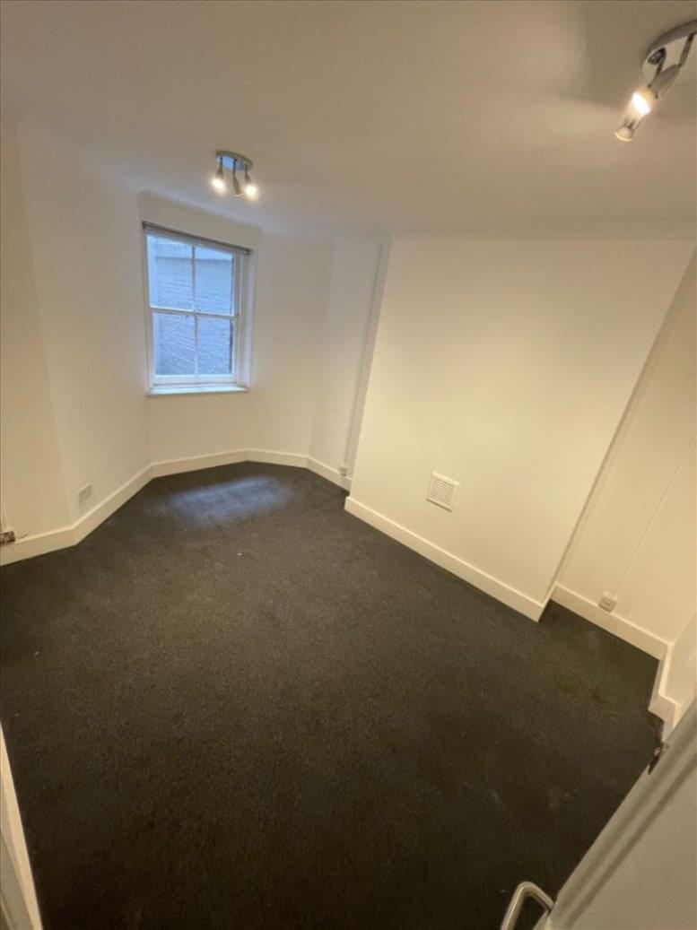 Photo of the workspace available at 97 Mortimer Street W1W 7SU