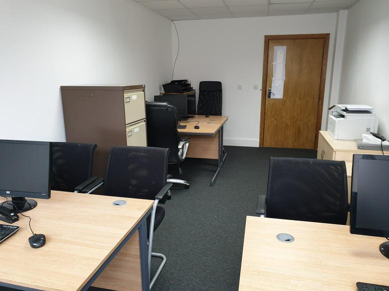 Facilities furnishings & layout of the office for rent at Balfour Business Centre, 390-392 High Road, Ilford IG1 1BF
