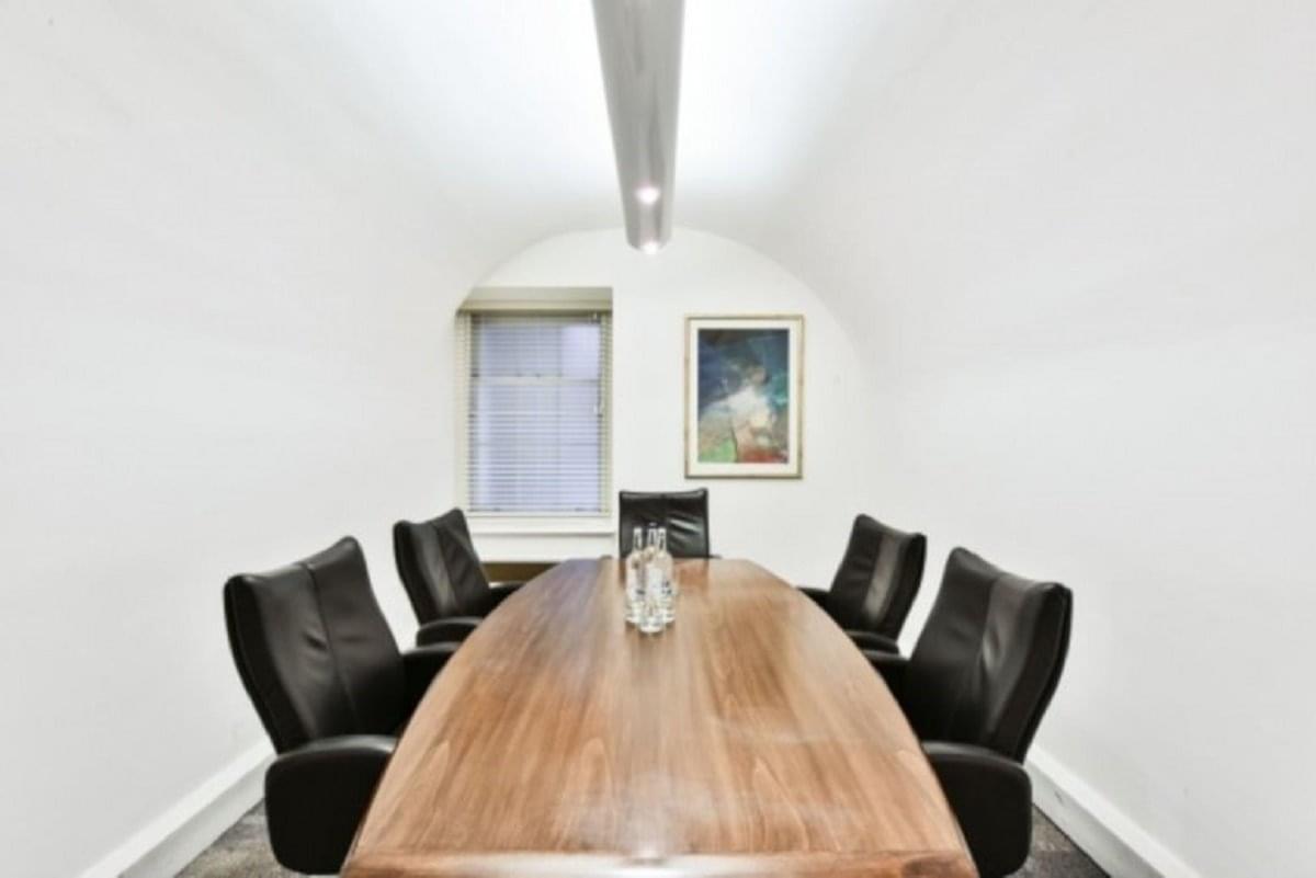 Facilities furnishings & layout of the office for rent at Bessborough House, 17 Cavendish Square, Marylebone W1G 0PH