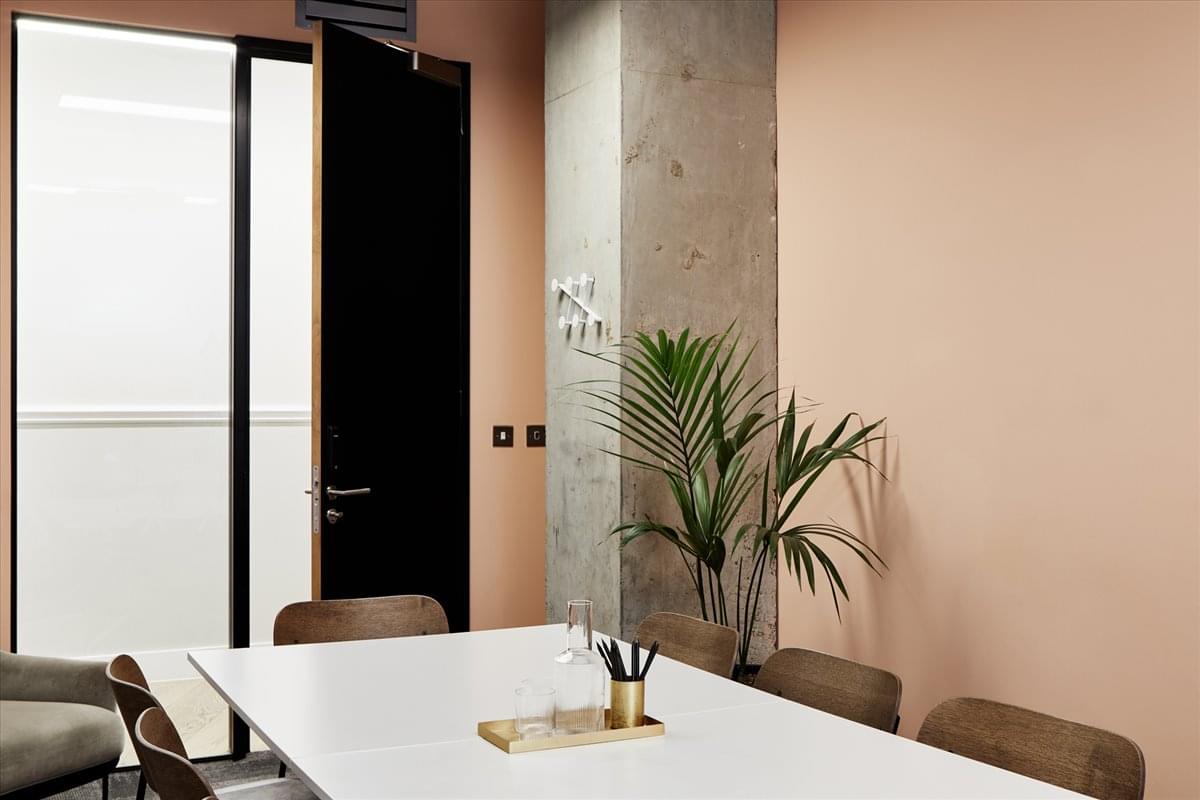 Photo of an office at Hogarth House, 136 High Holborn WC1V 6PX