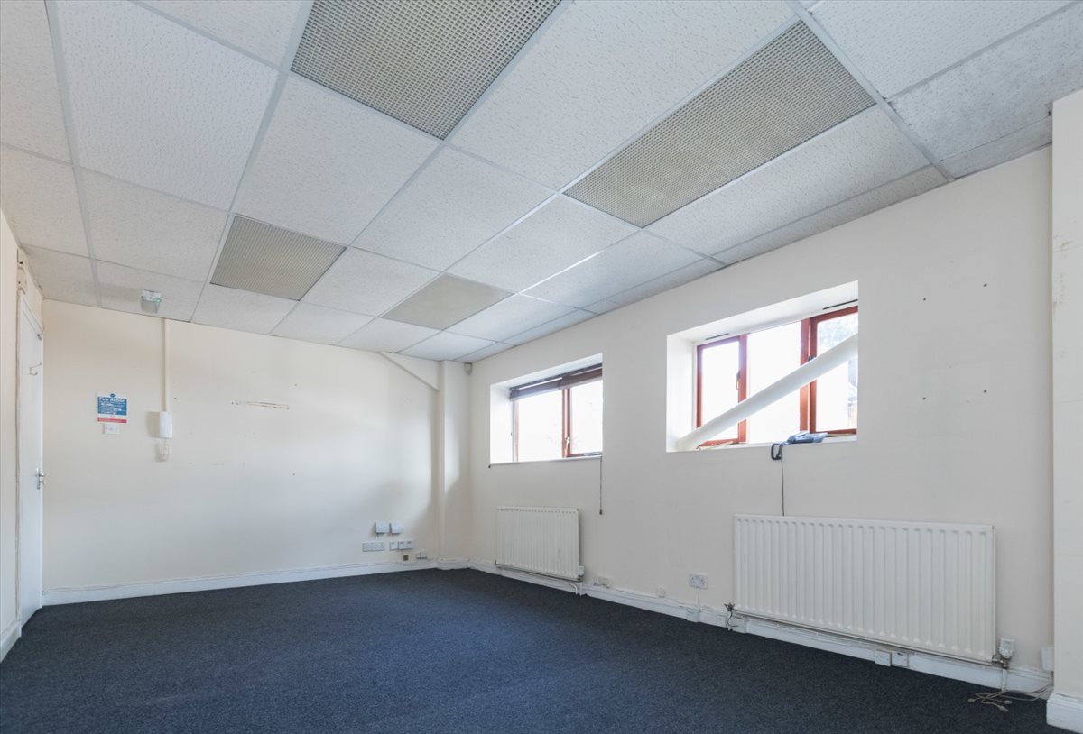 Facilities furnishings & layout of the office for rent at Manor Road, West Ealing W13 0AS