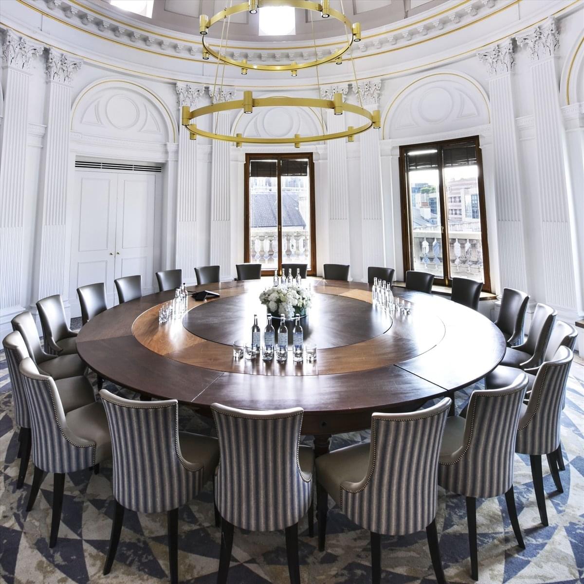 Photo of the workspace available at No 1 Cornhill EC3V 3ND