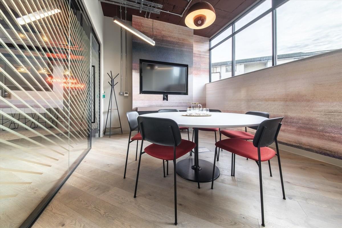 Image of the workspace at Saunders House, 52-53 The Mall W5 3TA