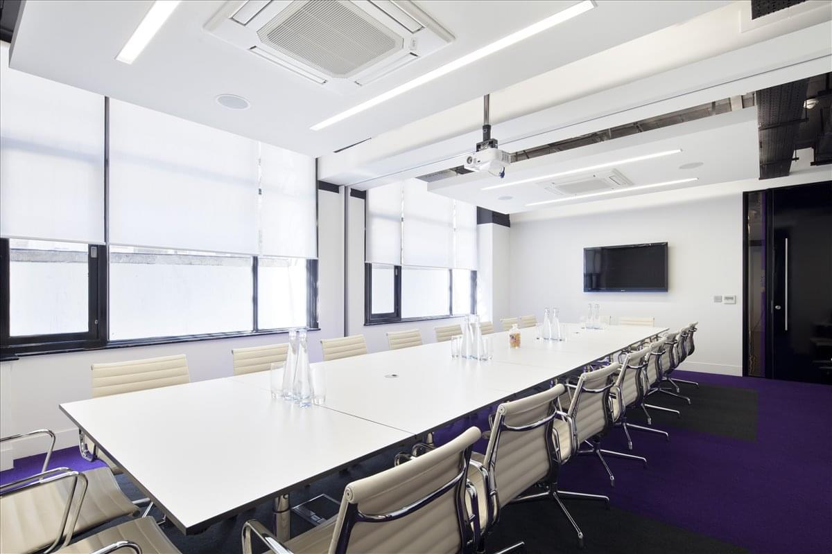 Facilities furnishings & layout of the office for rent at Sutherland House, 3 Lloyd's Avenue EC3N 3DS