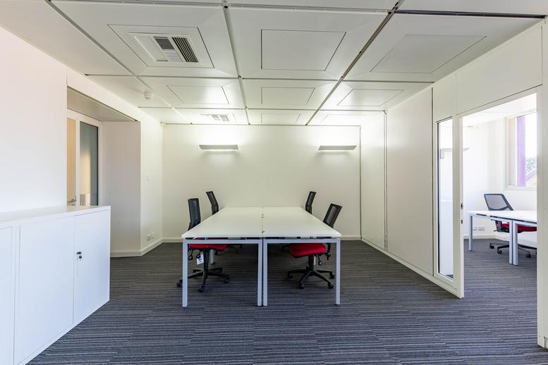 Photo of an office at Theobald Street, Hertfordshire WD6 4PJ
