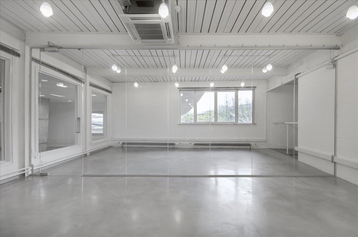 Photo of an office at Westbourne Studios, 242 Acklam Road W10 5JJ